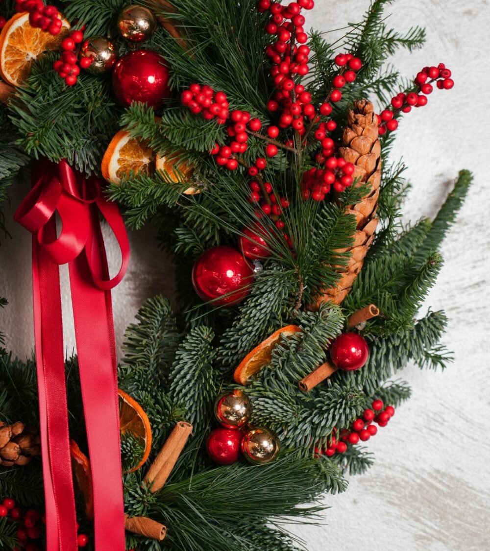 Wianek świąteczny czerwony z szyszkami i bombkami