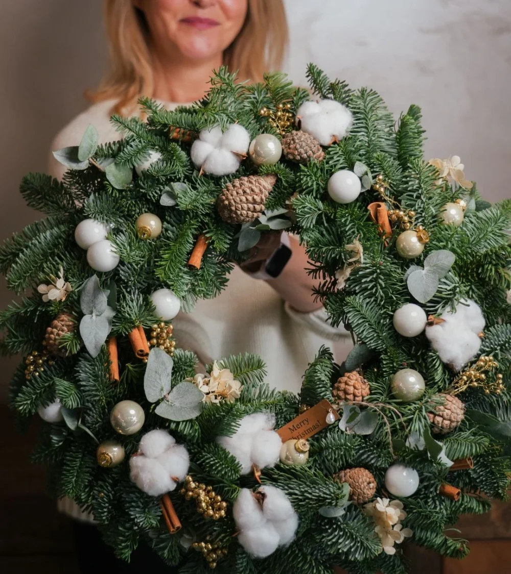 Biały wianek bożonarodzeniowy z bawełną 45 cm