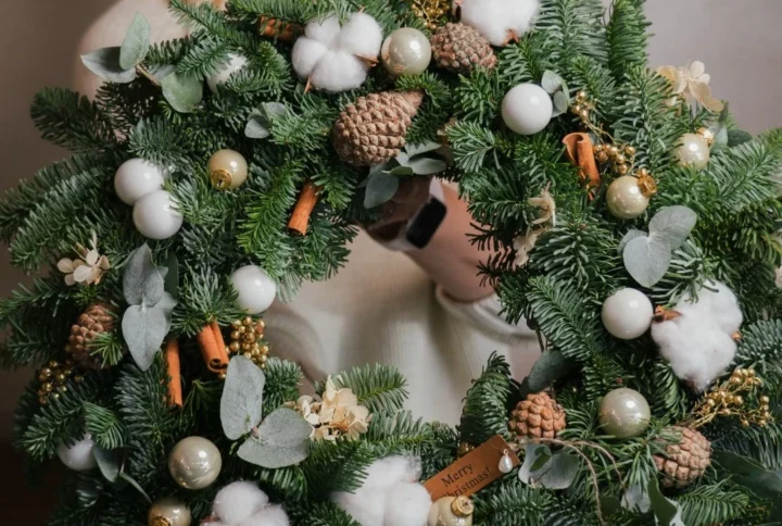 Biały wianek bożonarodzeniowy z bawełną 45 cm