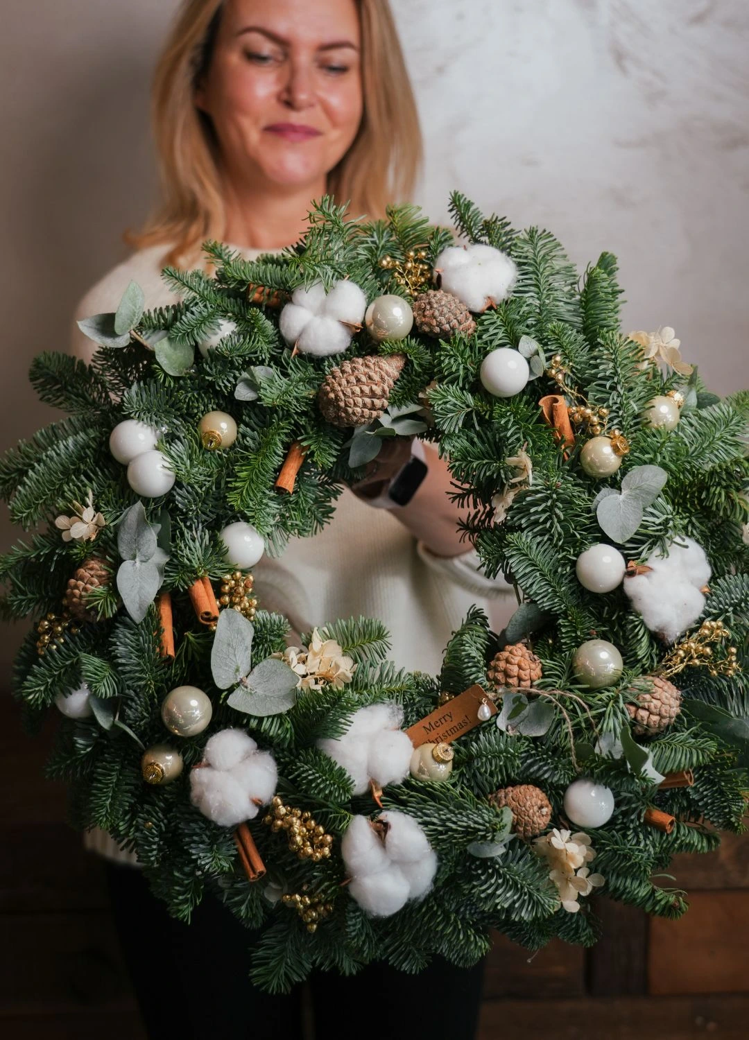 Biały wianek bożonarodzeniowy z bawełną 45 cm