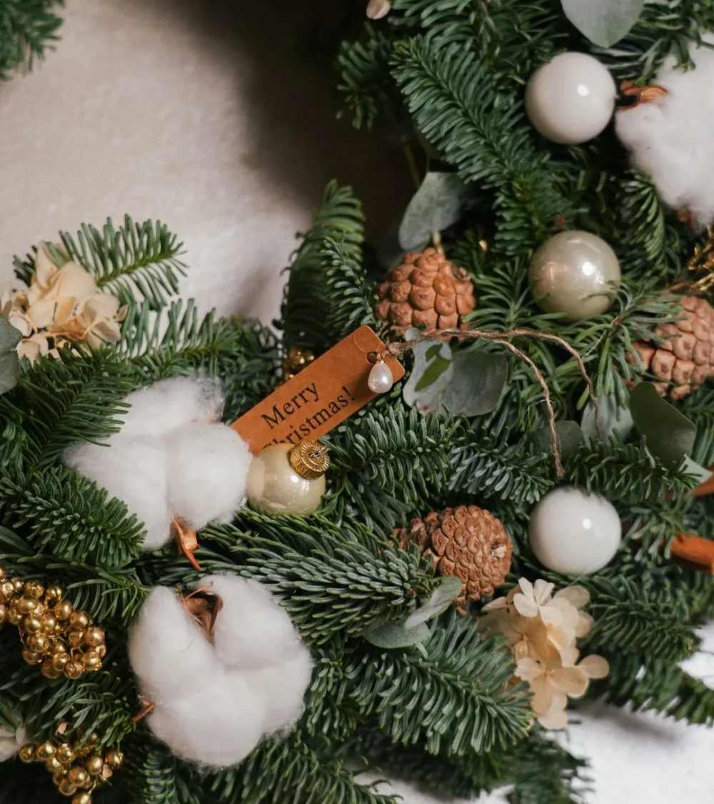 Elegancki wianek świąteczny z białymi bombkami