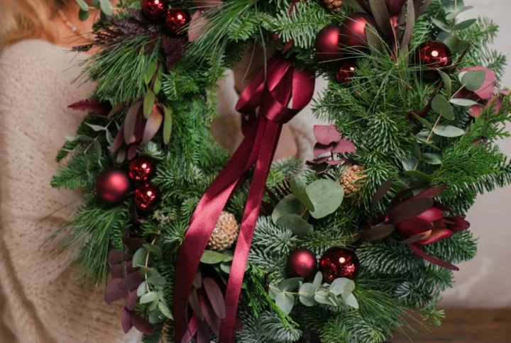 Burgundowy wianek bożonarodzeniowy 45 cm