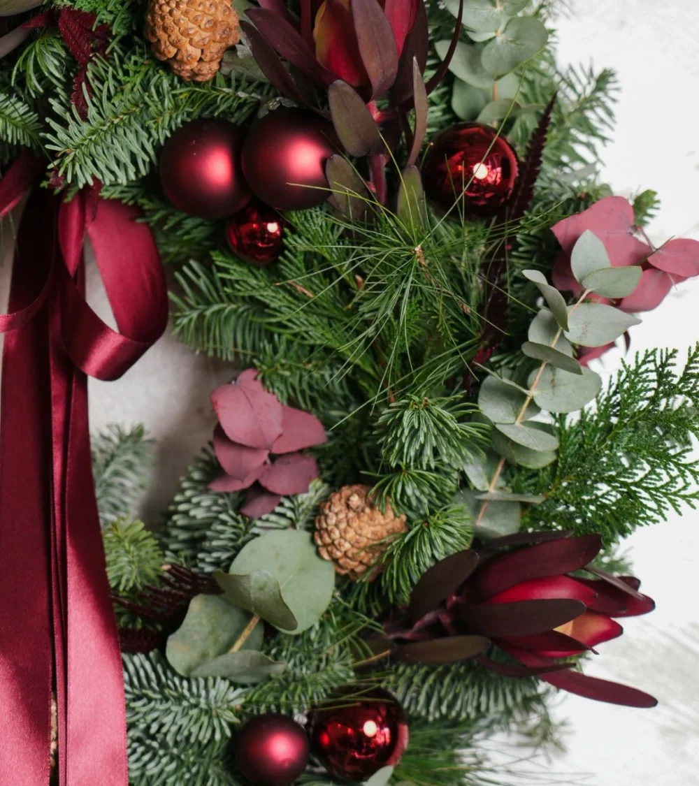 Elegancki wianek świąteczny w kolorze burgundu