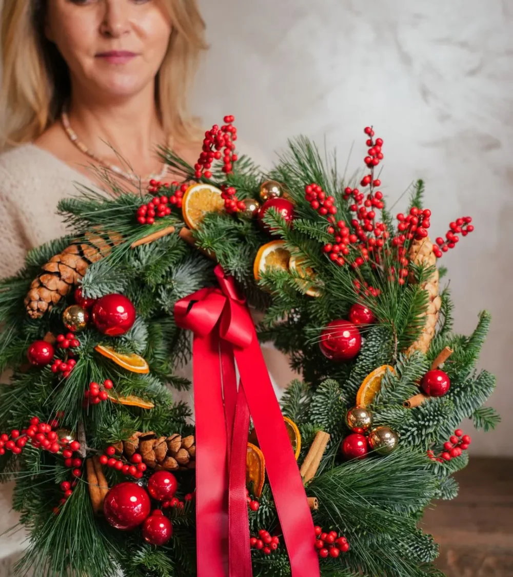 Czerwony wianek bożonarodzeniowy ręcznie robiony 45 cm