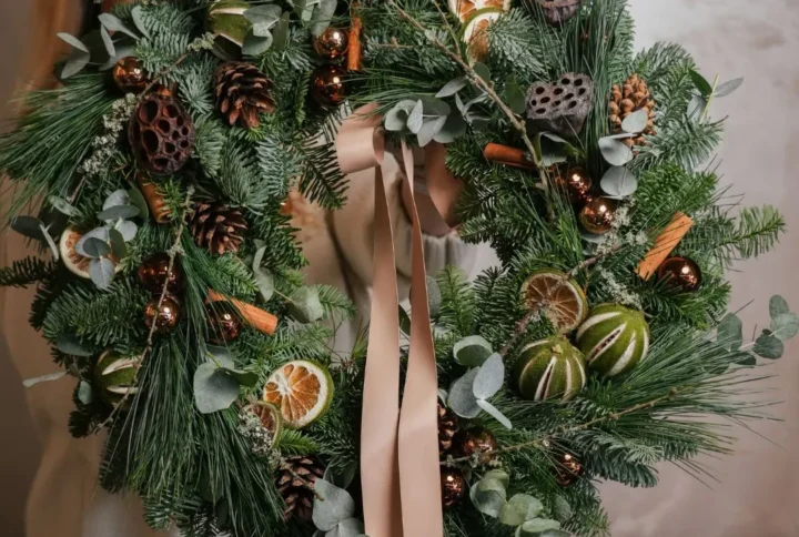 Naturalny wianek bożonarodzeniowy z szyszkami 45 cm