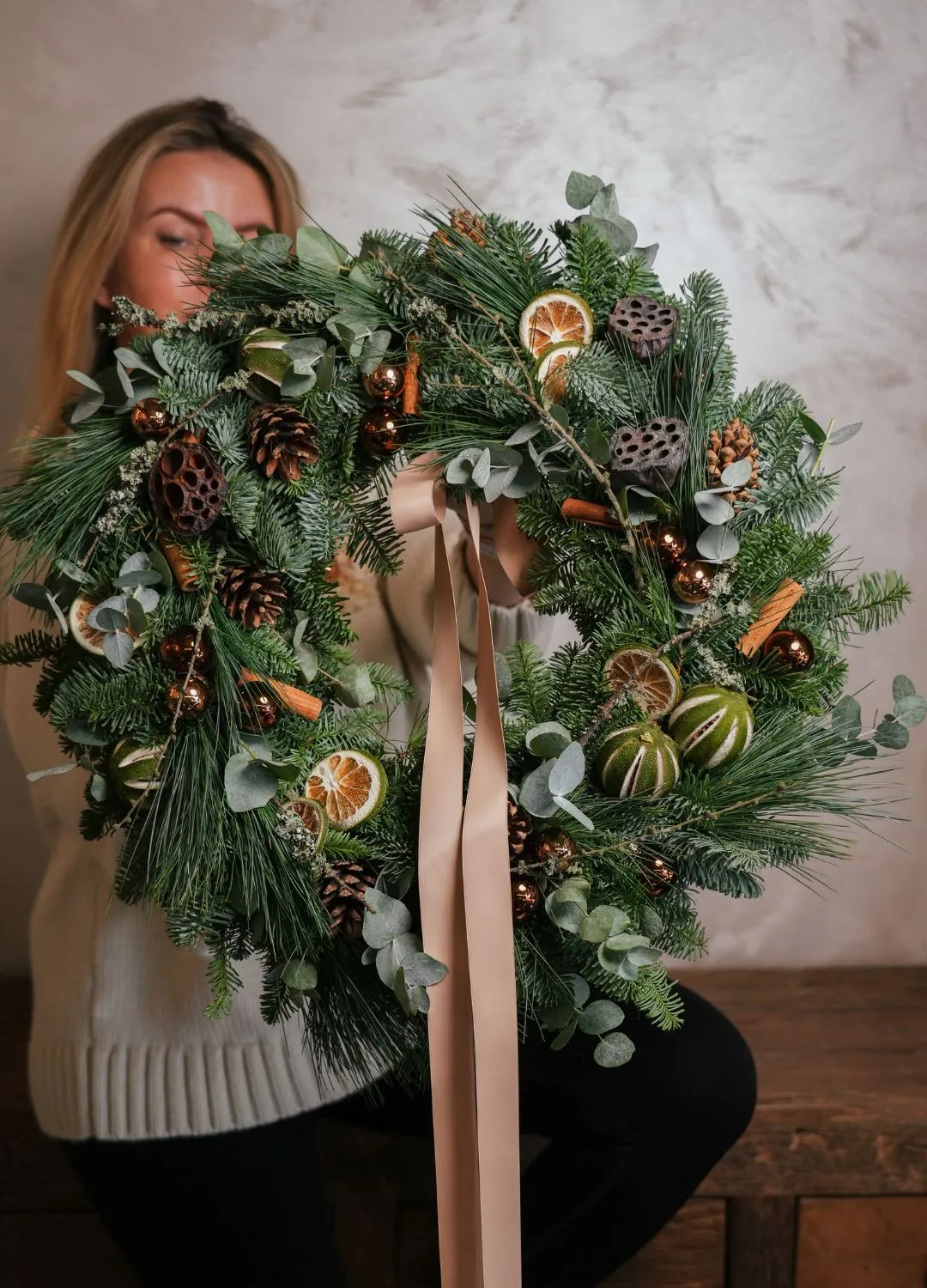 Naturalny wianek bożonarodzeniowy z szyszkami 45 cm