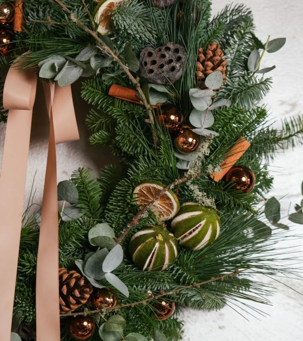 Rustykalny wianek świąteczny ze złotymi akcentami