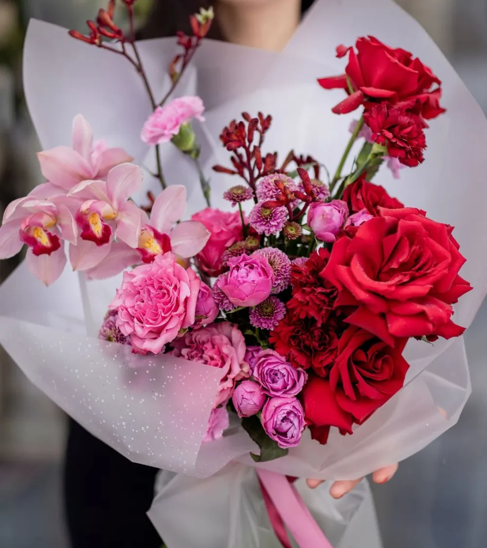 Romantyczny bukiet Razem z czerwonych i różowych róż ze storczykiem na Walentynki Projekt Kwiaty