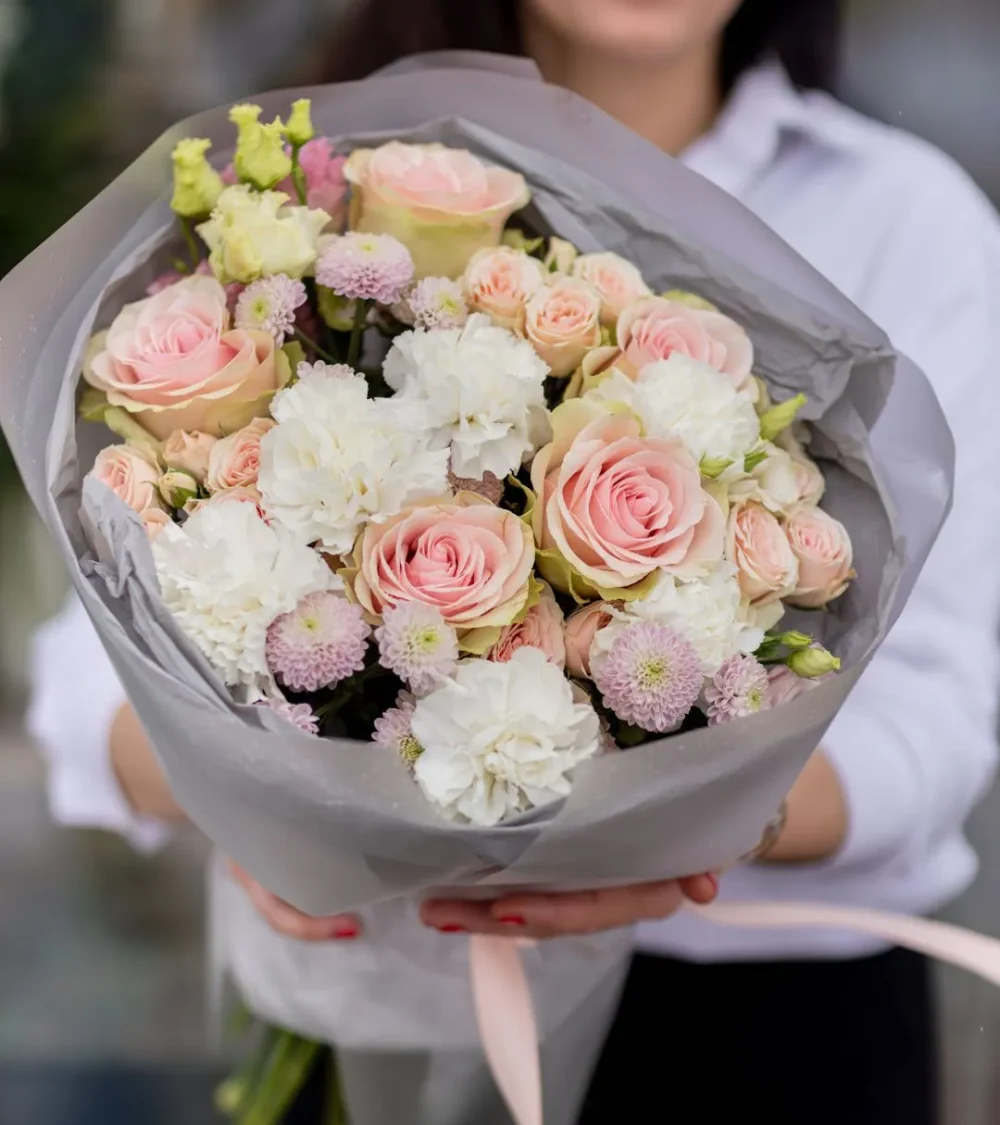 Jasny romantyczny bukiet Delikatny w odcieniach kremu i różu na Walentynki Projekt Kwiaty