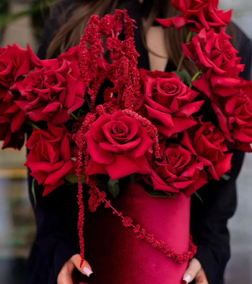 Walentynkowy flowerbox Między nami z czerwonymi francuskimi różami Projekt Kwiaty