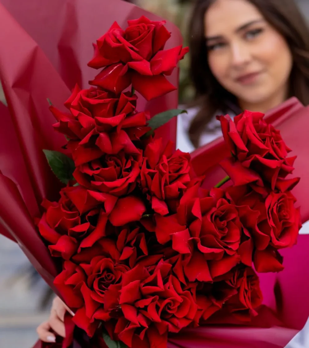 Asymetryczny bukiet z czerwonych róż Szept na Walentynki Projekt Kwiaty