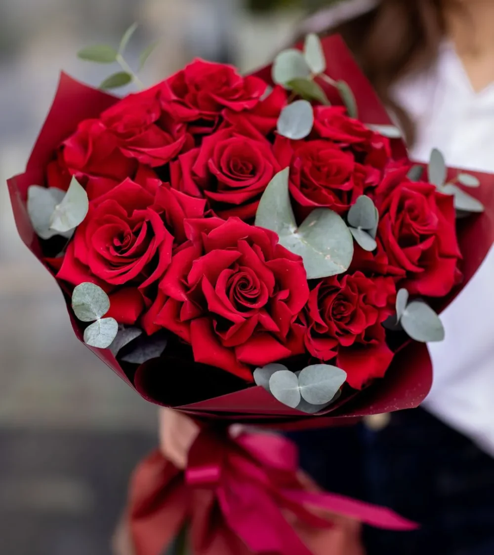 Romantyczny bukiet z czerwonych róż i eukaliptusa Blisko Ciebie na Walentynki