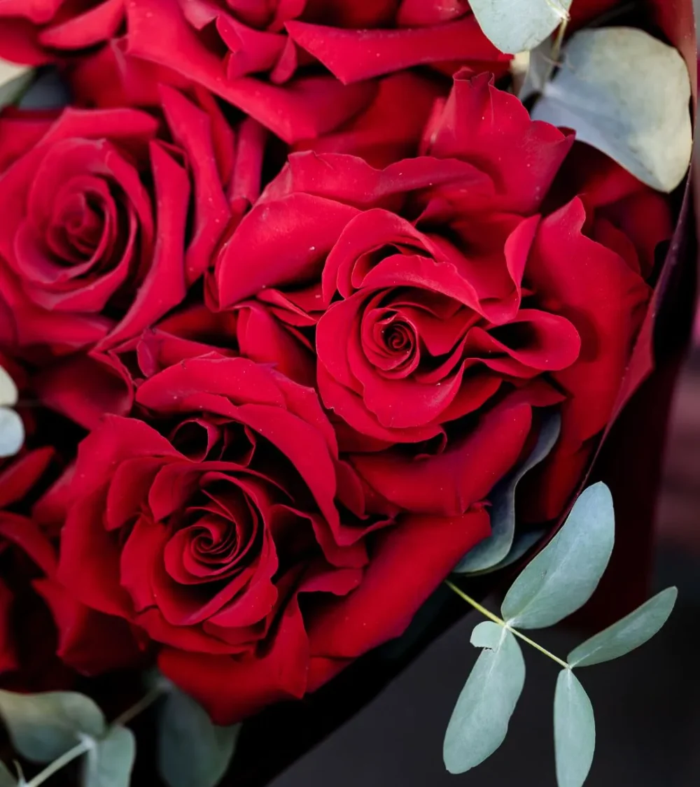 Bukiet walentynkowy z czerwonych róż w naturalnej formie Projekt Kwiaty z dostawą w Trójmieście